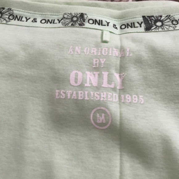 Set of 5 pieces, 4 sleeveless tops and a short sleeve hooded jacket, M, ONLY - Picture 8 of 8